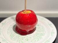 Karamellás alma tányéron